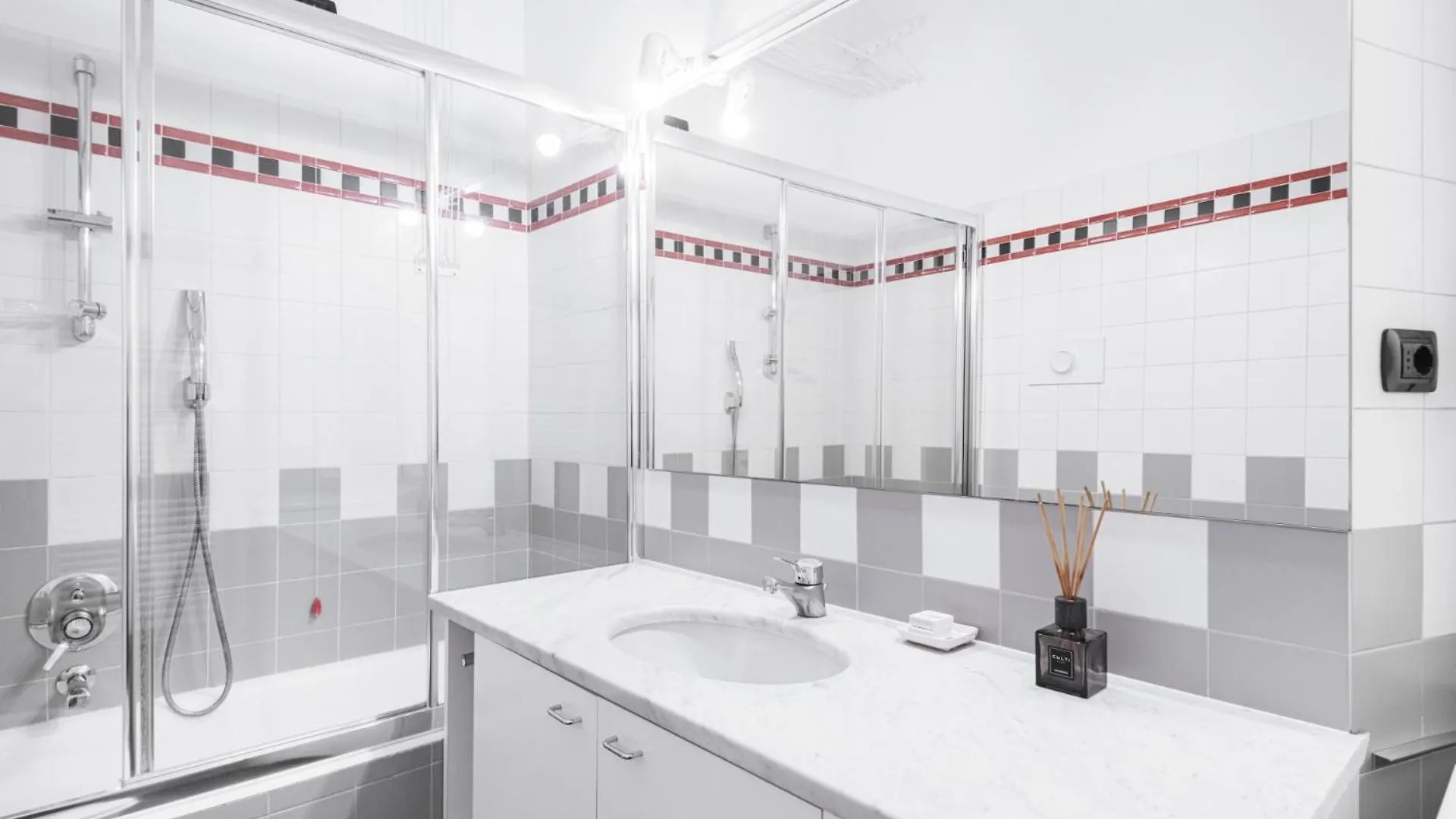 Easylife - Bilocale Funzionale In Porta Romana Milan 0*,  Italy